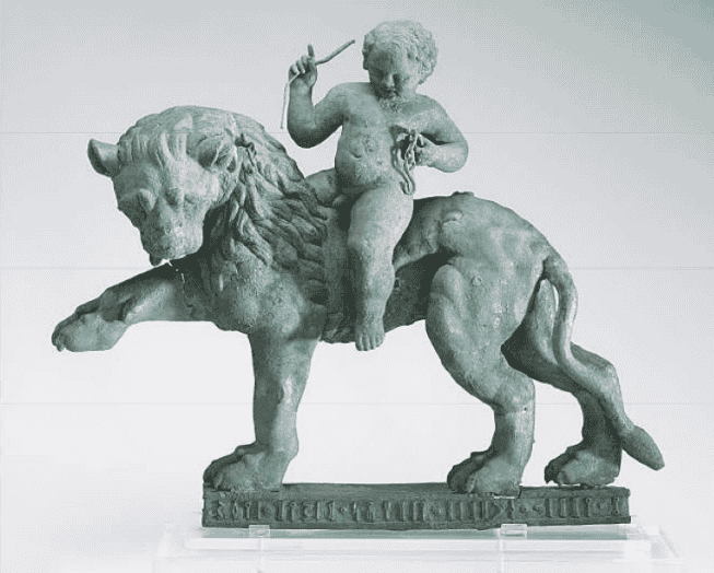 تمثال آدمي وحيواني
